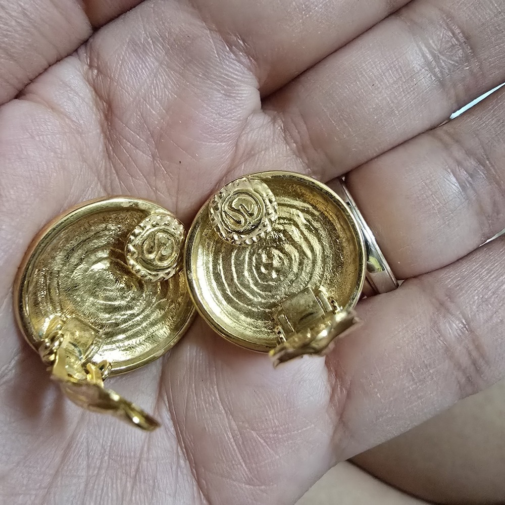 Vtg Signed ST. JOHN Yellow Gold Tone Dome Textured Round Clip On Earrings - Picture 4 of 5